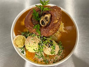 Gebackene Schweinehaxe an Schwarzbiersoße